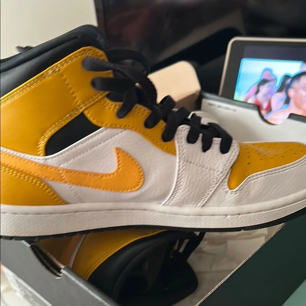 Air Jordan 1 Mid - White and Black - Picture 6 of 12